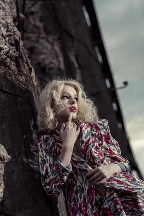 户外高加索种族金发人美丽时尚一个人女性美女性质年轻成人成人女生