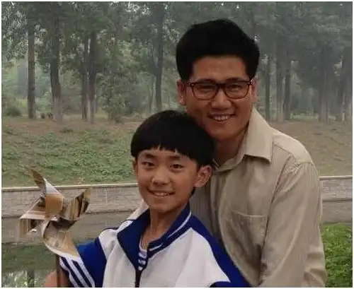 这是张赫宣mv《爸爸》中的他.