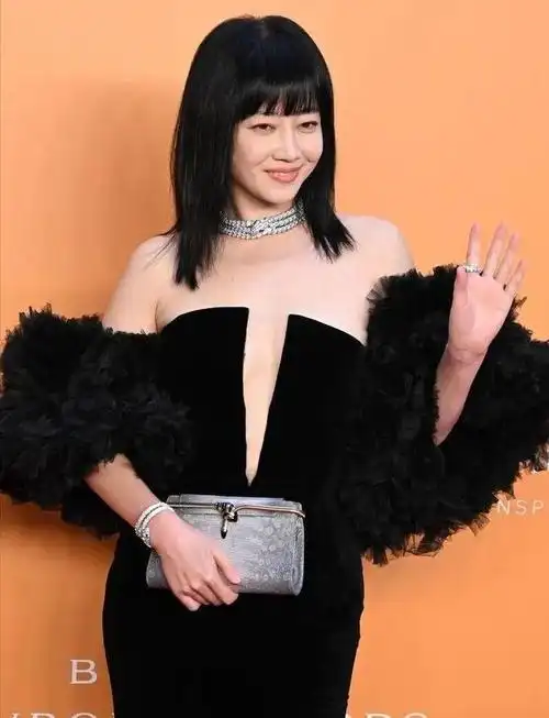 跟郝蕾傻傻分不清出道10年不温不火如今红毯上靠礼服惊艳众人