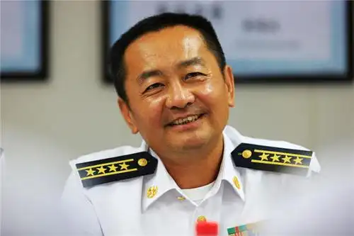 中国海军第二十批护航编队指挥员,东海舰队副参谋长王建勋介绍向来访