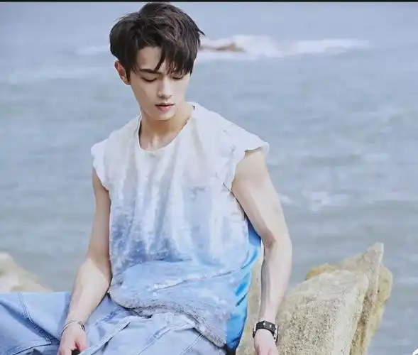 许凯##许凯晒一次腹肌奖励自己两个汉堡