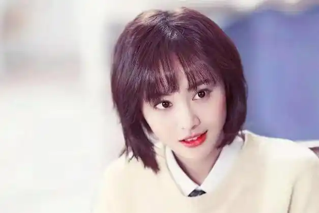 郑爽近照曝光穿名牌染黄发似精神小妹欠债千万还能如此潇洒