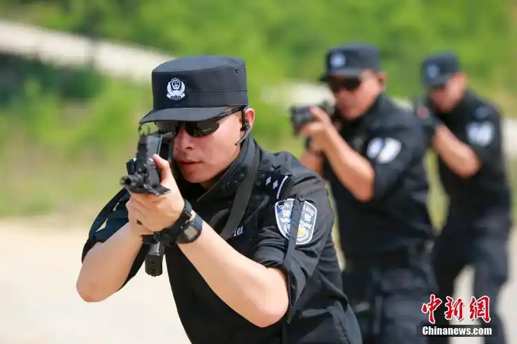 济南特警黑豹突击队反恐训练 女兵巾帼不让须眉[组图]