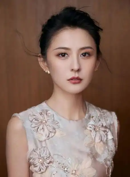 热依扎着刺绣连衣裙搭配丸子头 古典韵味碰撞时尚格调_腾讯新闻