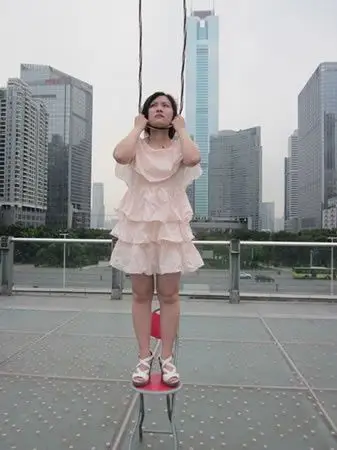 妙龄女闹市表演"上吊"