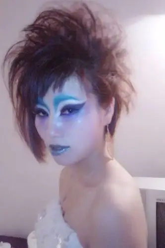 首页 女生发型 短发 超短头发女生阳光色头发 超短发舞台造型 这款