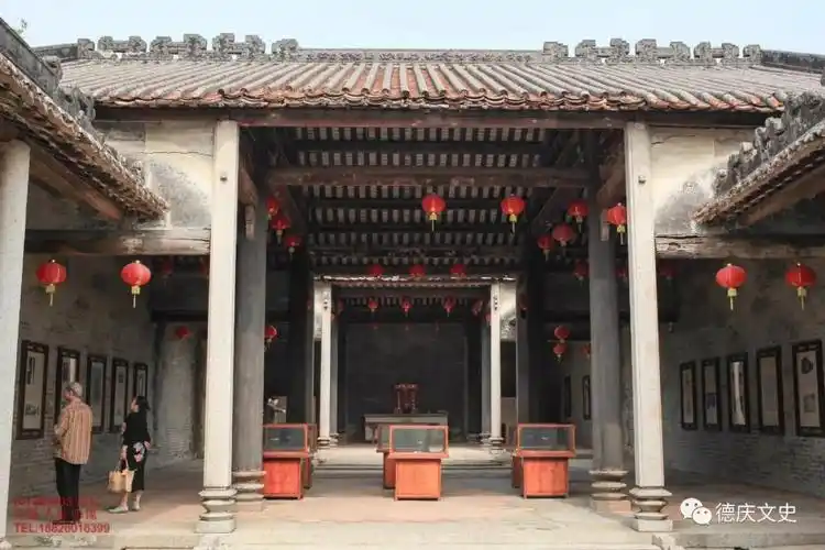 宗祠建筑前低后高,布局合理,规模较大,用料上承,做工精细,木雕雕工