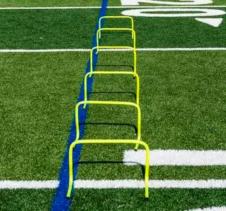 在一个绿色草皮领域设置了六黄色迷你跨栏, 作为团队速度和敏捷实践的