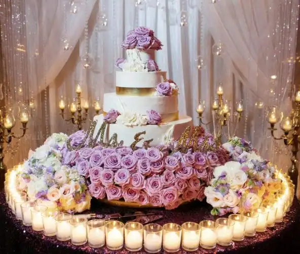 用鲜花装饰的婚礼蛋糕,让整场婚礼都充满清新自然,浪漫气息!