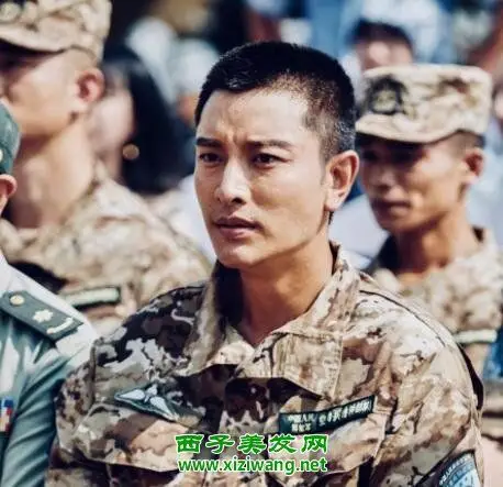 稍微有点美人尖的方寸头短发发型简单却吸睛,精短的方寸将男生俊朗