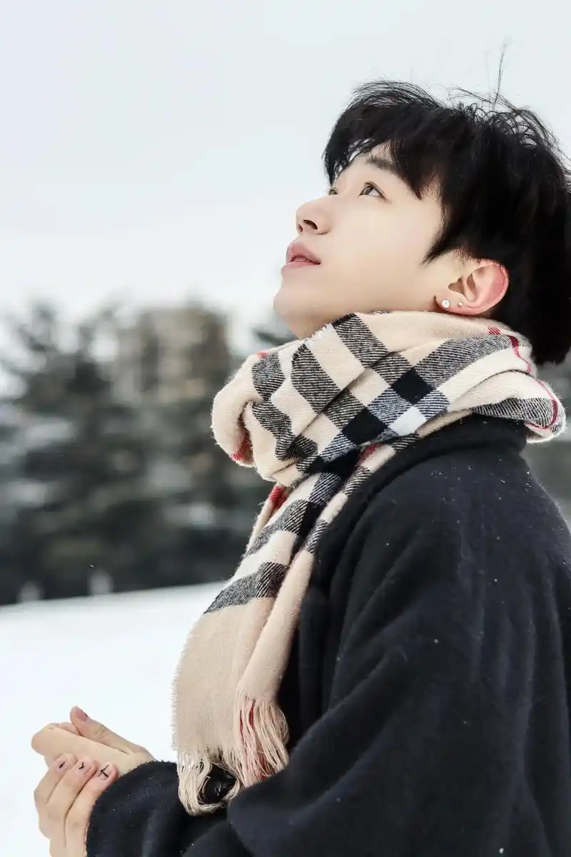 冬日雪景|男生写真拍摄小技巧.一组男生的近景人像,下雪可以借 - 抖音