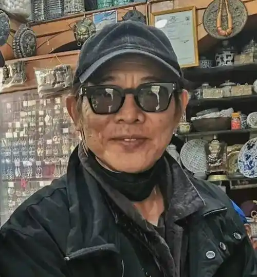 在这组照片中,可以清晰地看到,61岁的李连杰满脸皱纹,老年斑也悄然爬