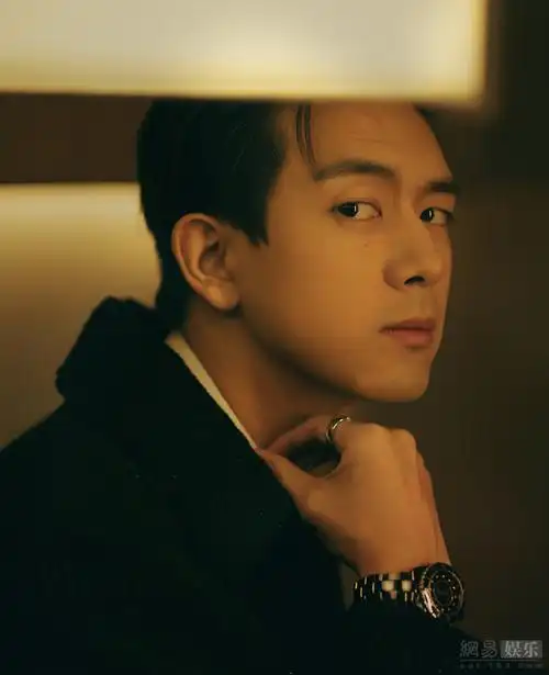 李现穿大衣拍写真眼神杀霸气中又带温柔