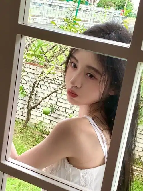 鞠婧祎白色吊带裙live图