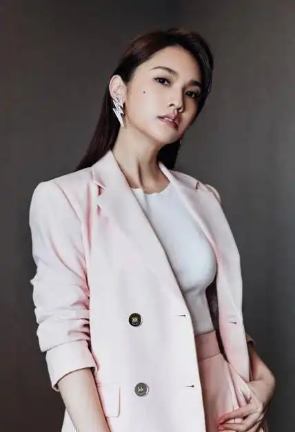 自夸驻颜有术杨丞琳新发色造型微博晒美照