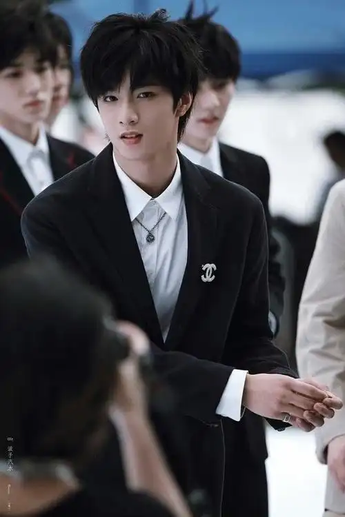 刘耀文理想之途概念海报