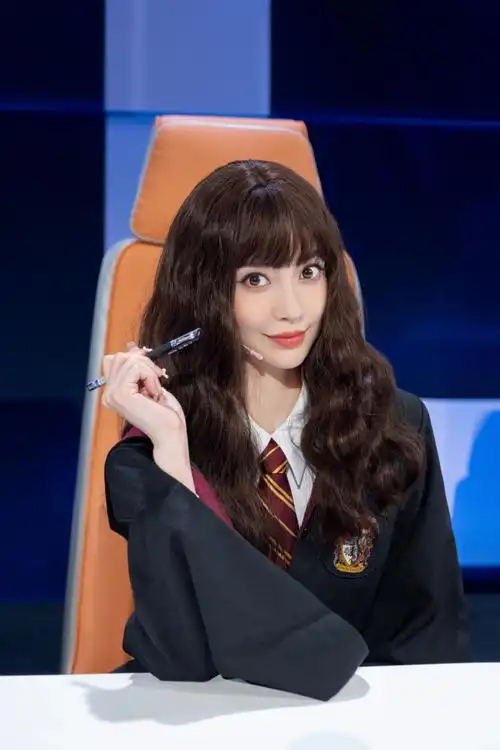 angelababy超话·#听说很好吃#·#angelababy魔法学院风造型#迎接开学