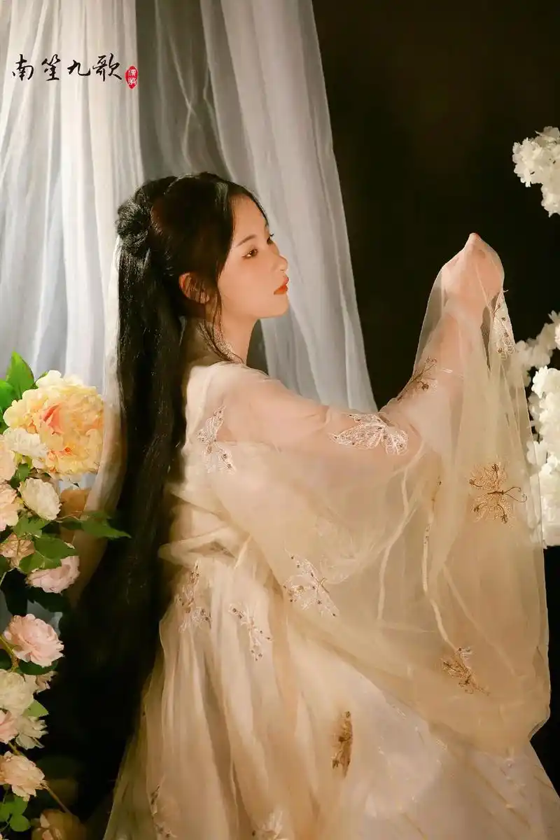 原谅小女子相貌平平,惊艳不了岁月#古风汉服写真 #国风古韵  - 抖音