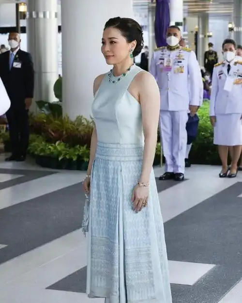 近日,单独出席皇家宴会的泰国苏提达王后,可真是美出圈了.