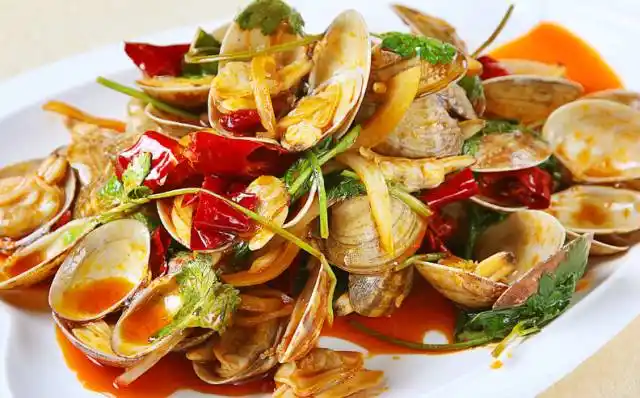 这盘辣炒花蚬子仿似一股清流别人家的蚬子没有肉我们家就有就有就有