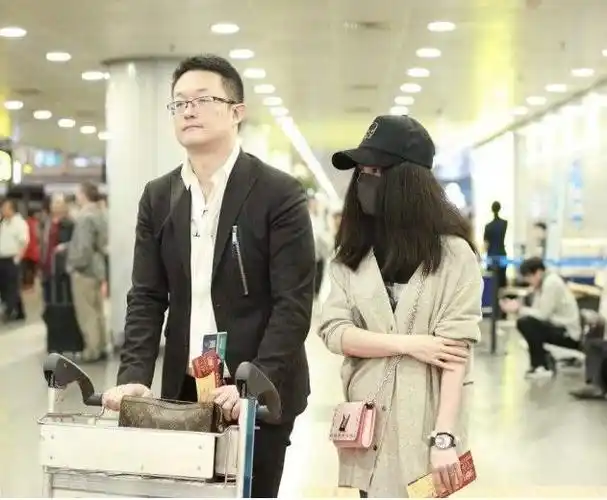 马伊琍文章一家四口同框,庆祝女儿八年级毕业,一年学费20万|姚笛|姐弟