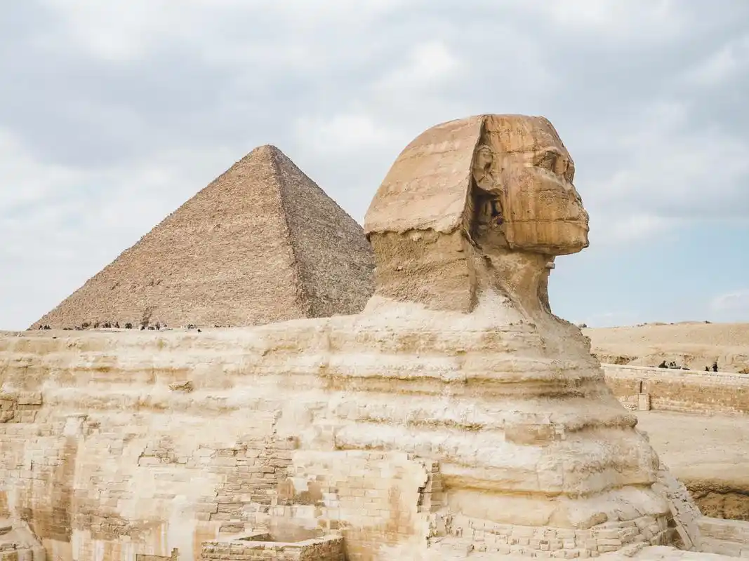 胡夫金字塔,是古埃及金字塔中最大的金字塔.塔高146.