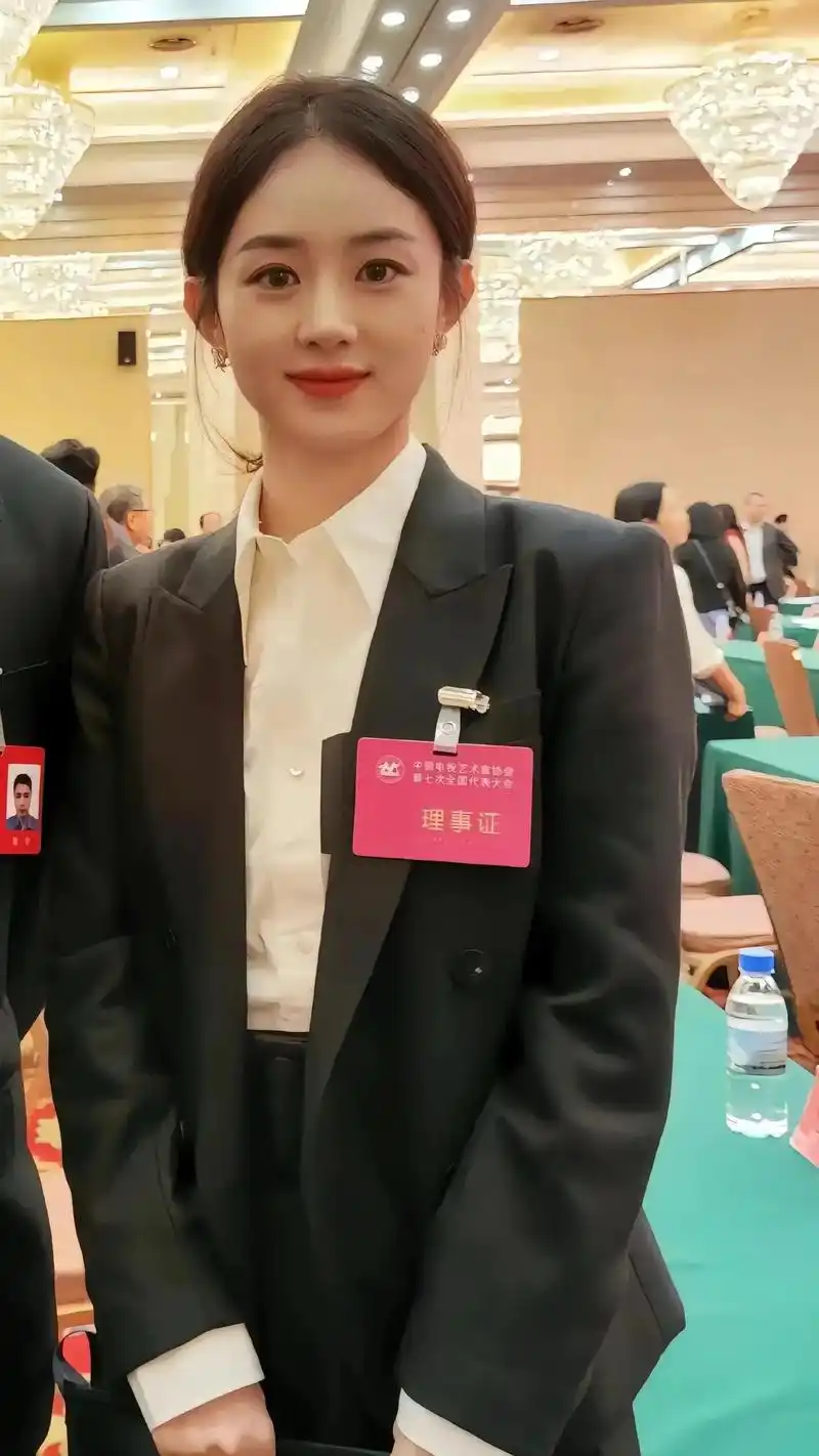 赵丽颖提出离婚时,冯母劝她:"你能红过巩俐吗?就算能,她不也