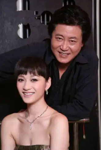 鄢颇罕见晒与妻子合照庆祝结婚四周年小15岁妻子身份首度曝光