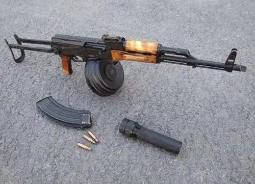 ak47射程800米,我站在801米处,能不能看到子弹掉在眼前?