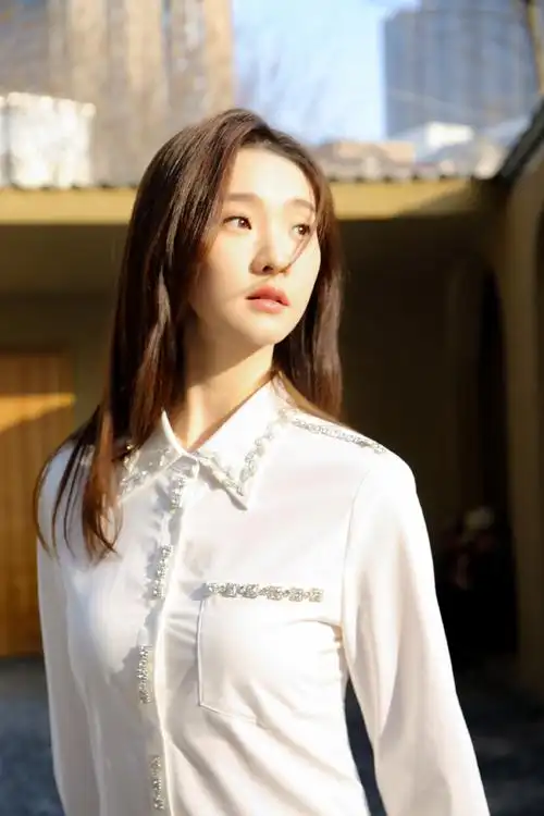 张艺凡春日庭院大片##张艺凡白色衬衫裙造型