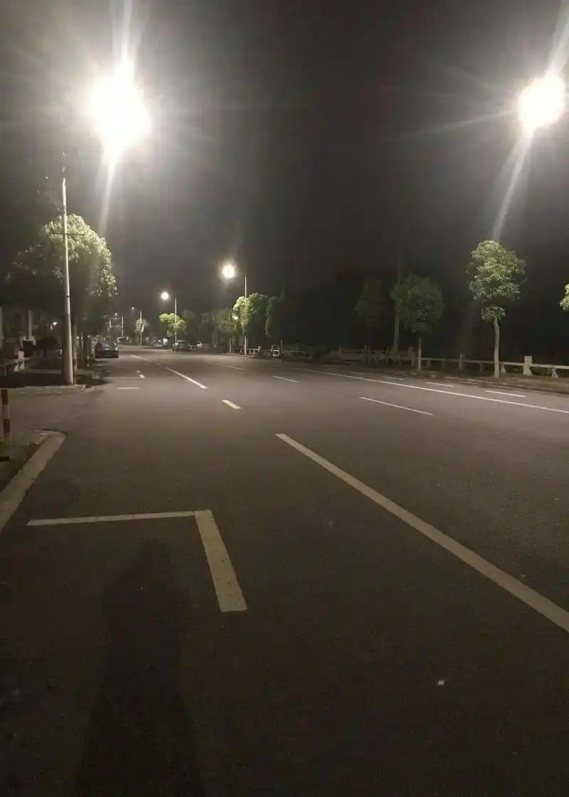 安静的夜晚空旷的马路,微弱的灯光冷冷的风,时而感悟人生时而思索未来