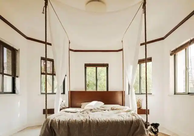 卧室装吊床,天花板绷网,把家住成了度假屋