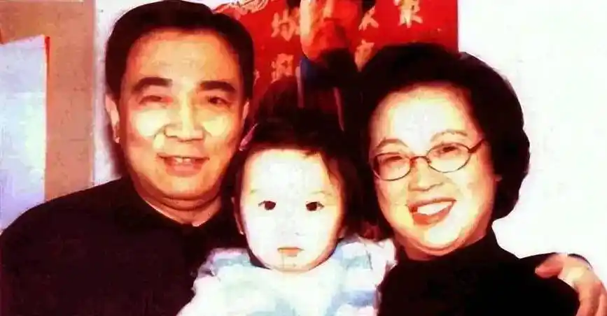 演员鲍国安:娶初恋为妻,婚后生两子,追求平淡生活_妻子_父亲_老伴