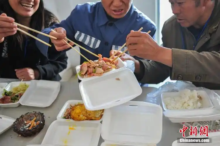 云南监狱服刑人员与家人提前吃上"团圆饭"