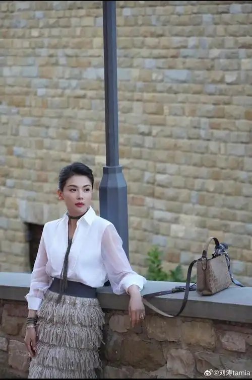 知名演员刘涛分享了一组令人惊艳的写真大片.