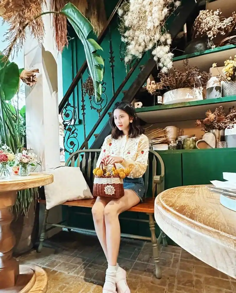 张慧雯牛仔短裤美腿甜美生活照