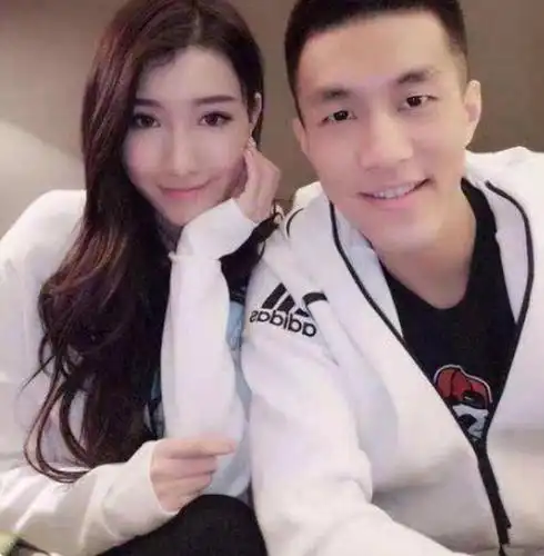 亚洲第一控卫郭艾伦,身价千万拥模特女友,女友长相甜美