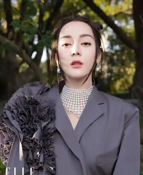 迪丽热巴再次登上杂志封面,咸甜如初恋,百变造型_身材_美得_风格