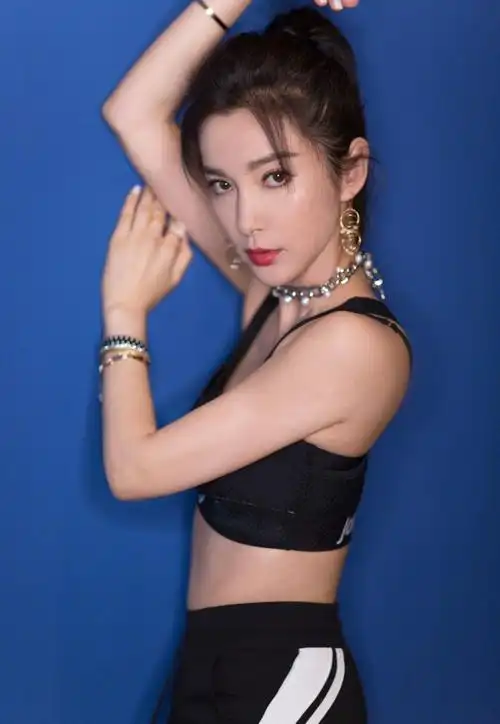 李冰冰运动风写真眼神坚毅小背心露蛮腰尽显女性力量美