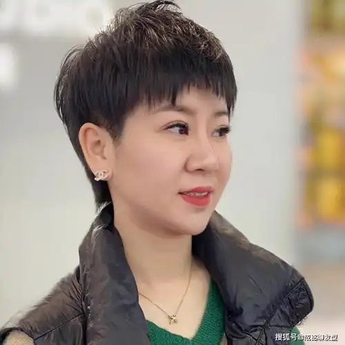 短发也疯狂!40-50岁轻熟女必备,洋气发型大揭秘!_女士_效果_卷发