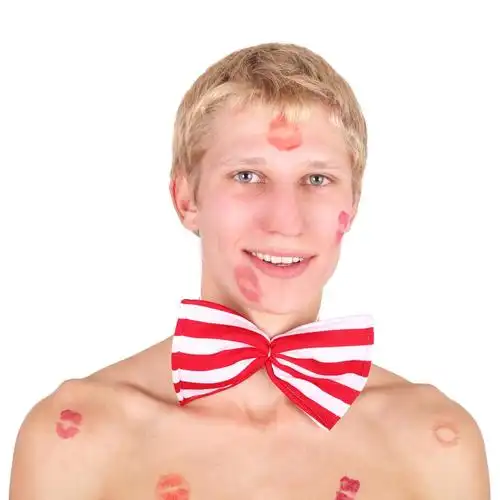 吻,年轻帅哥微笑着与口红印记