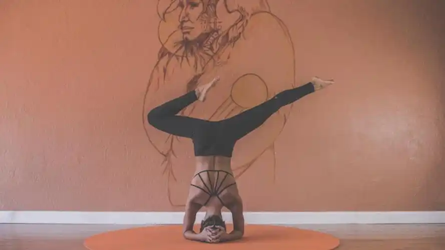 优美瑜伽动作唯美高清桌面壁纸