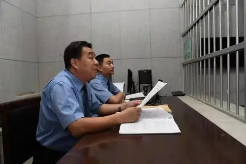 王兆生(左一)提审犯罪嫌疑人