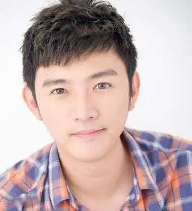 关于男生脸大适合什么发型的配图及描述