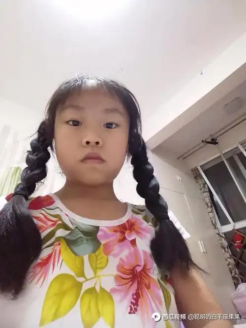 三年级的小姑娘,8岁了自己梳辫子还不熟练,妈妈传授了啥招?