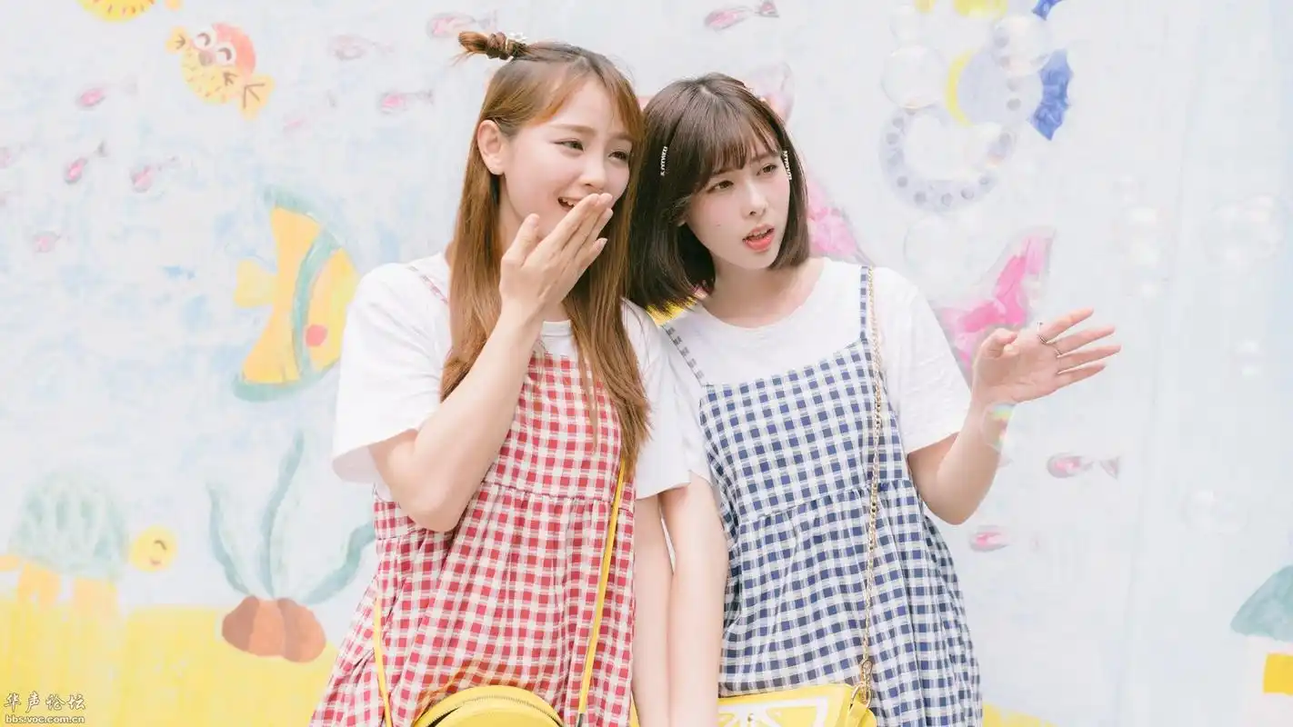 闺蜜小清新美女写真桌面壁纸1