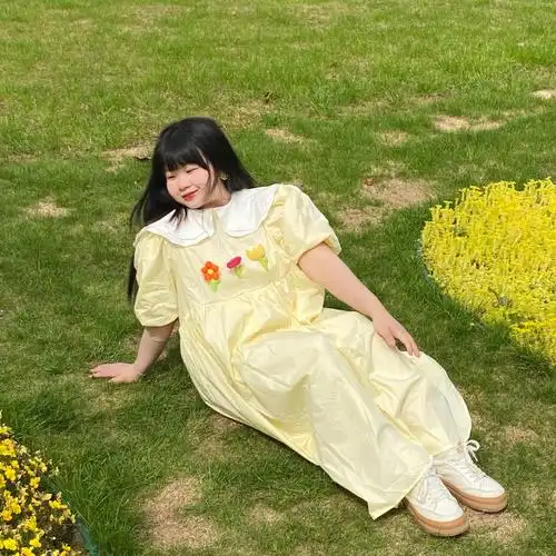 153cm135斤肥胖女孩学校拍照好好看哦