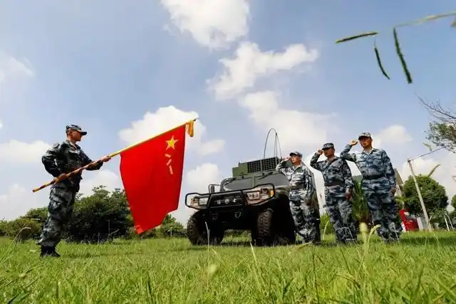 因战而生,向战而行!我与军旗合个影