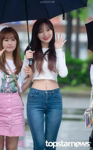 韩国清纯女团成员"秀蛮腰"引热议