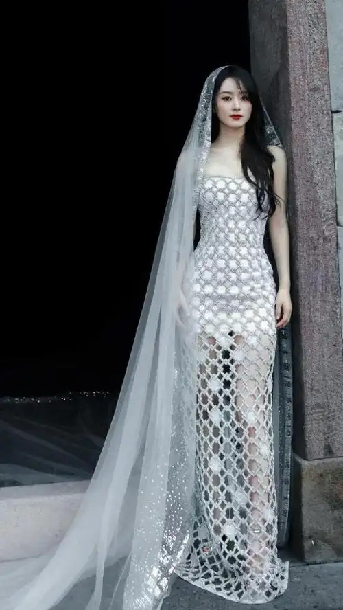 赵丽颖抹胸亮片高定裙出席代言品牌活动华丽又个性太仙了